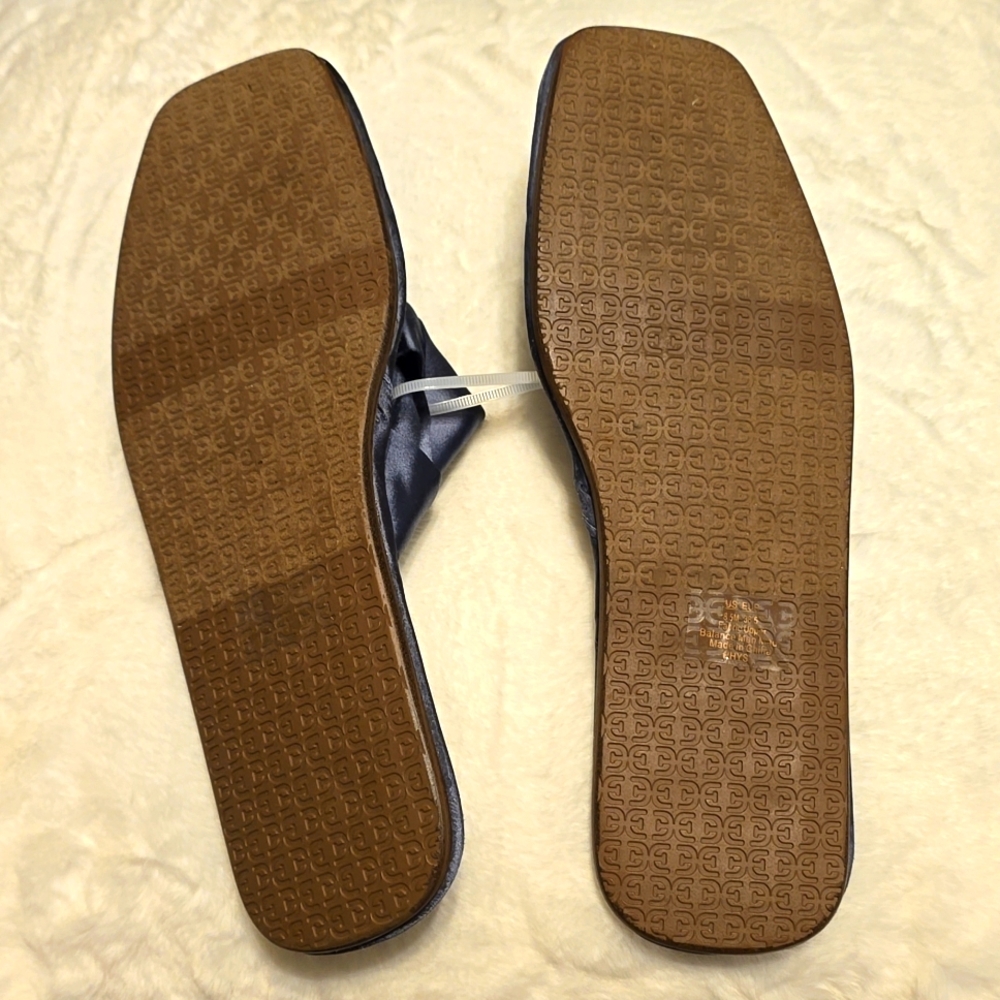 Slippers - Picture 2 of 3